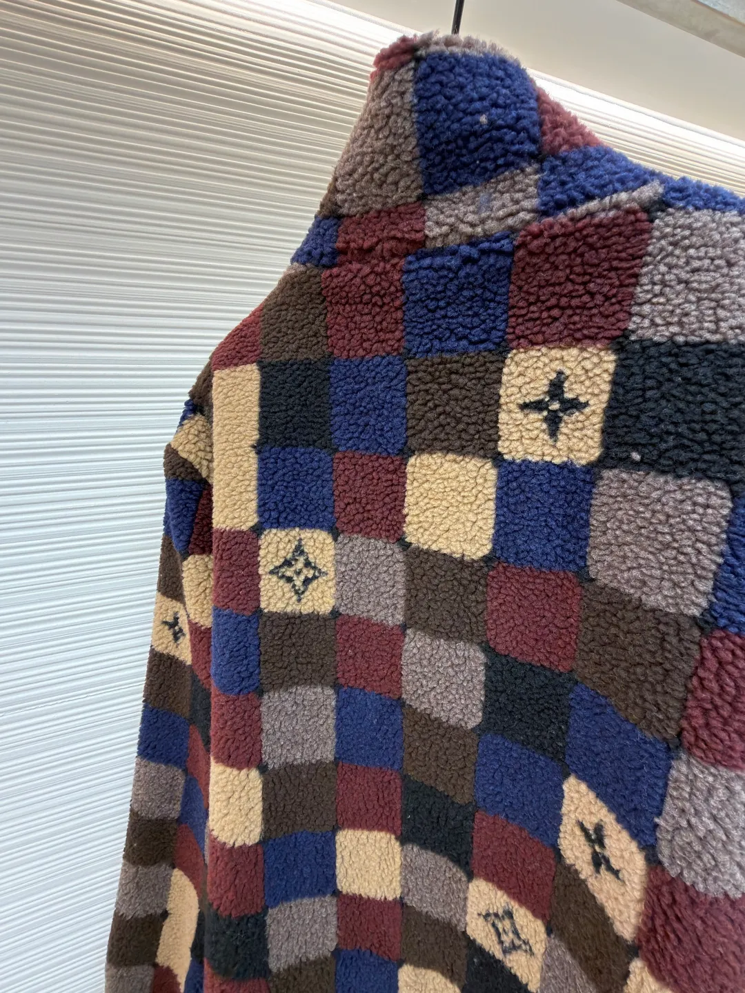 LOUIS VUITTON colorful checkerboard jacket ●Original version: Purchased and developed for 16500 ●Item number: 1682292-B95 ●Fabric: Fleece fabric ●Technology: Jacquard production ●Color: Color ●Version: Fitted version ●Weight: about 700 grams ●Size: XS-S-M-L ●Description: The main body of this Louis Vuitton satin baseball jacket is made of high-density matte satin fabric, which has been treated with anti-wrinkle shaping technology. The fabric has a strong drape and is not easy to wrinkle. The dark brown background color is prepared by precision dyeing and finishing technology, giving it a rich color and high-end texture. The "L.V.M SINCE 1854" logo on the left chest is made with hot-drilling technology. High-quality rhinestones are used for precise hot-pasting in different areas. The diamond surface is shiny and strong and will not fall off easily. The ribbed splicing of the collar, cuffs and hem is a three-color contrasting design. It is woven with high-elastic knitted yarn, which will not easily loosen and deform after long-term wear. The placket is equipped with custom-made metal snaps. The hardware is thick and anti-oxidation. The overall style is loose and off-shoulder. The splicing is covered with blind stitching technology, and the wiring is smooth and traceless. Every craft detail follows the brand's luxury product production standards, taking into account both design and wearing comfort. The overall wiring is straight and delicate, the fabric is comfortable and soft, and the color is consistent without color difference. It can be matched with the same style to create a fashionable look and control various occasions. Customized accessories, complete with three standards, same style for men and women!